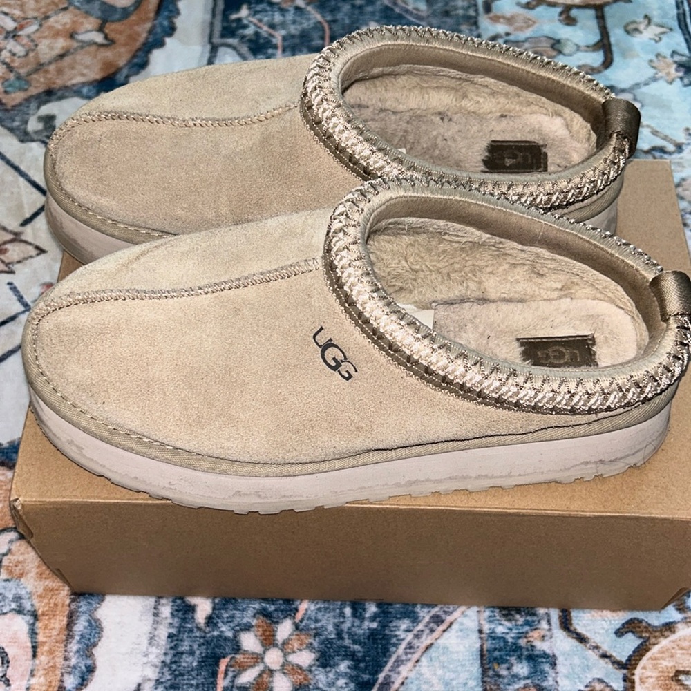 Ugg tazz mustard seed, worn, need a little cleaning but still good condition!